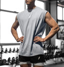 Regata esportiva masculina, solta, respirável e de secagem rápida, ideal para treinos no verão.