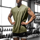 Regata esportiva masculina, solta, respirável e de secagem rápida, ideal para treinos no verão.