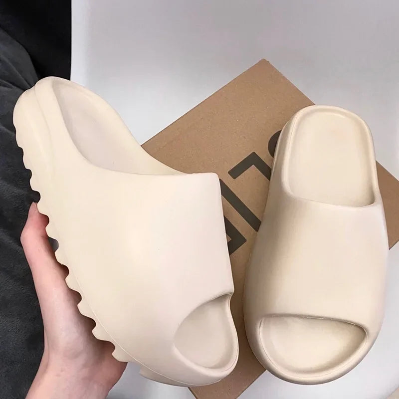 Chinelo EVA com solado antiderrapante, plataforma grossa e macia, para mulheres e homens. Ideal para uso interno, externo, banho e banheiro.