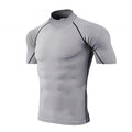 Camiseta de compressão masculina, esportiva, com secagem rápida e mangas curtas.