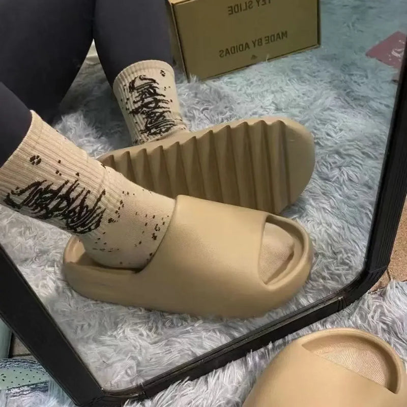 Chinelo EVA com solado antiderrapante, plataforma grossa e macia, para mulheres e homens. Ideal para uso interno, externo, banho e banheiro.