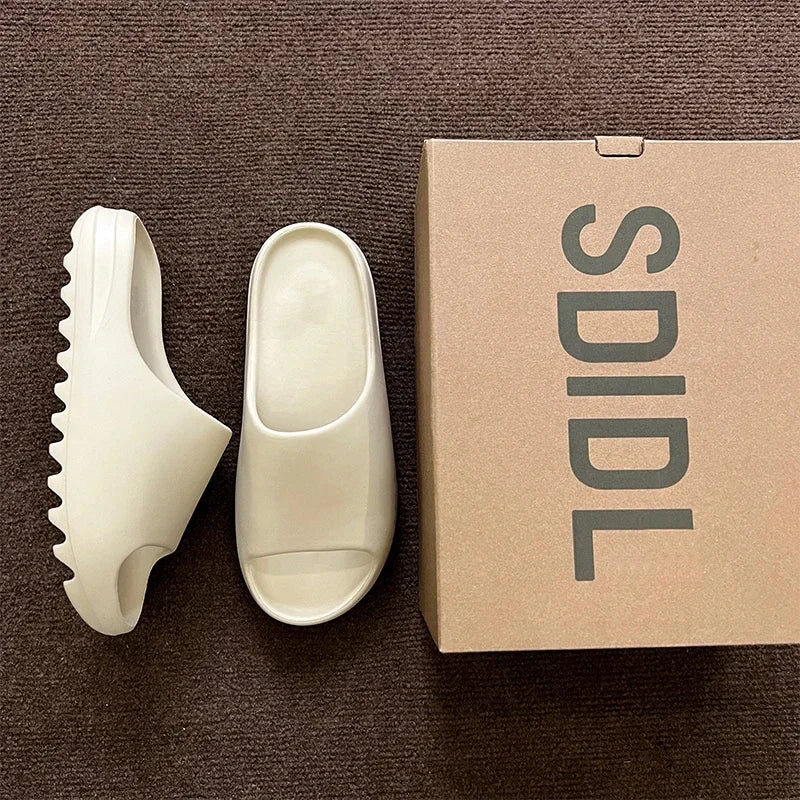 Chinelo EVA com solado antiderrapante, plataforma grossa e macia, para mulheres e homens. Ideal para uso interno, externo, banho e banheiro.